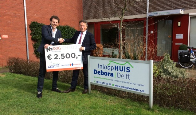 Paul Friskes (rechts) neemt de donatie van 2500 euro namens Inloophuis Debora in ontvangst.