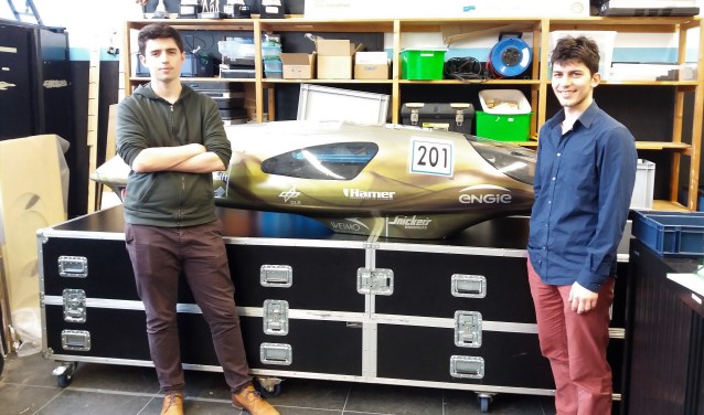 Tom Laeven (links) en Paul Hulsman bij de Eco-Runner VII, die naar verwachting eind mei hoge ogen gaat gooien tijdens de Shell Eco-Marathon. (foto: Willemijn de Vette)