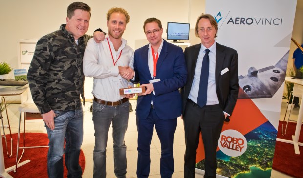 V.l.n.r.: Lucas Oostrom (AeroVinci), Jochem Wieringa (AeroVinci), Rolph Segers (UNIIQ) en Niels Westendorp, founder van de TUS Expo. (foto: Marc Verhees)