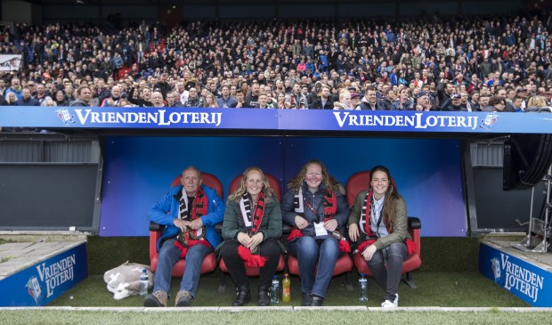 Natascha de Graaf uit Pijnacker won in de VriendenLoterij een plaats in een unieke VIP dug-out tijdens de wedstrijd Feyenoord- FC Utrecht in De Kuip in Rotterdam. (foto: Pro Shots)
