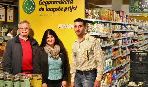 Izaak, Nahal en Anas bij Jumbo Buitenhof, waar Anas vorige maand als eerste TOPper aan de slag is gegaan.