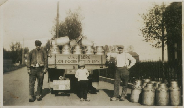 Melktransport tijdens de oorlog, rechts op de foto staat Johan van den Berg.