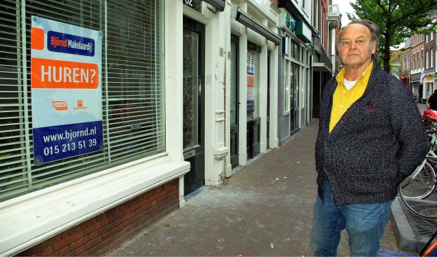 Tijn Noordenbos, hier in de Choorstraat bij een rijtje met vier leegstaande winkelpanden, voelt zich niet bepaald gehoord door de gemeente. (foto: Jesper Neeleman)