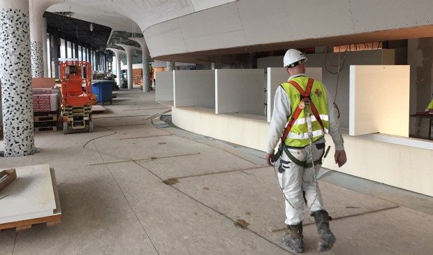 De publieksbalies, hier op archiefbeeld en nog in aanbouw, worden maandag 12 juni in gebruik genomen.
