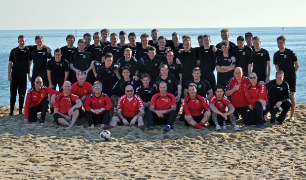 Het eerste van SV Den Hoorn, hier in de winterstop nog genietend van een trainingskamp in de Spaanse zon, kan zondag al kampioen worden.