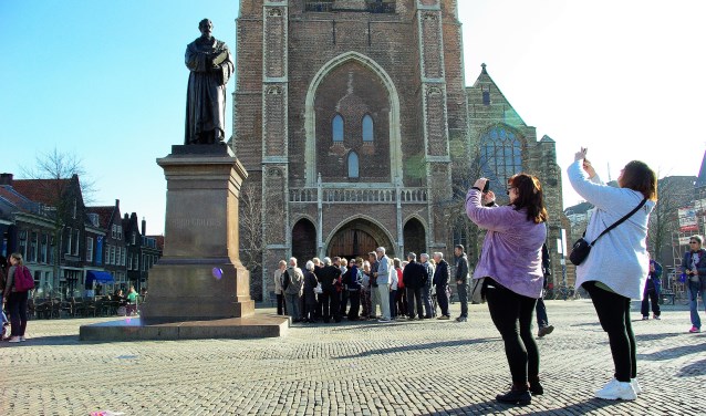De historische Delftse binnenstad is uniek. Dat wordt gewaardeerd èn gefotografeerd. (foto: Jesper Neeleman)
