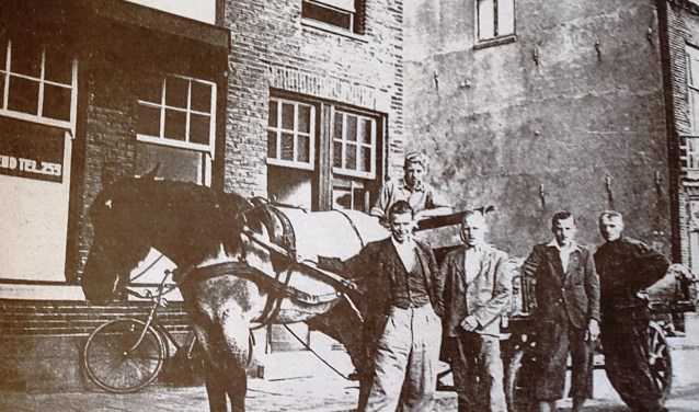 Met paard en wagen de boer op in de jaren 1940. Van links naar rechts: Jan Arink, Jan Vriend, Arend Vriend en Harm Vriend. Op de bok Cor 't Hart.