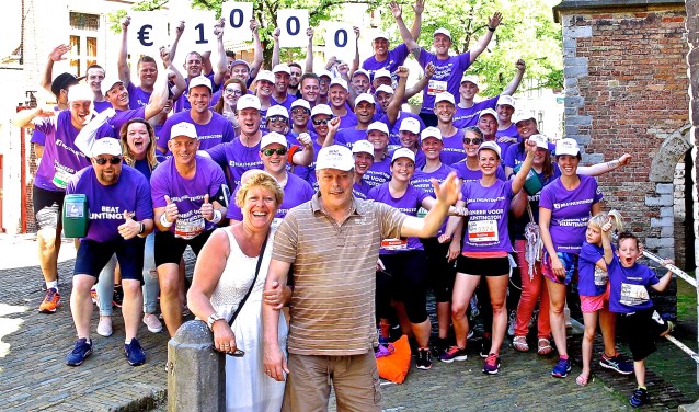 Talloze regiogenoten staan letterlijk en figuurlijk achter Martin en Olga van Eden. Zij zijn nog tot 16 juni druk in de weer om zoveel mogelijk geld in te zamelen voor onderzoek naar de ziekte van Huntingon, waar Martin van Eden mee kampt. (foto: Koos Bommelé)