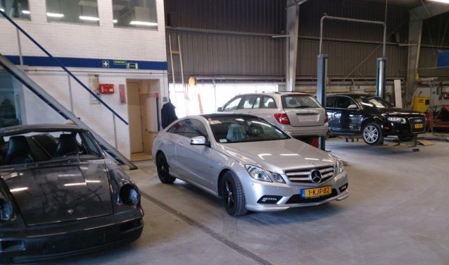 Het team van Delft Autoschade neemt uw auto bekwaam onder handen. (Foto: PR)