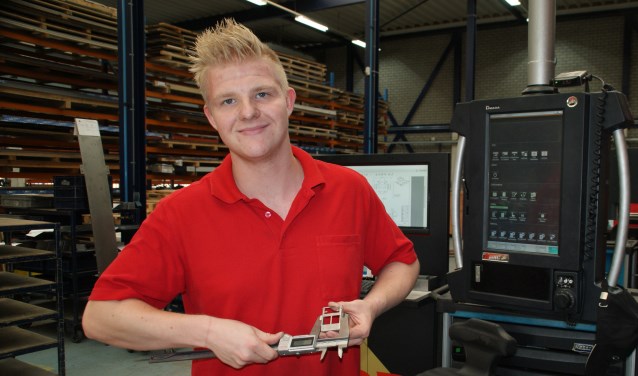De nieuwe medewerker Kelvin Rietstra demonstreert het meetgereedschap in de werkplaats van RPP.