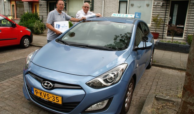 De instructeurs Leo Hilgerson (links) en Henk Haak van Verkeersschool Niels.