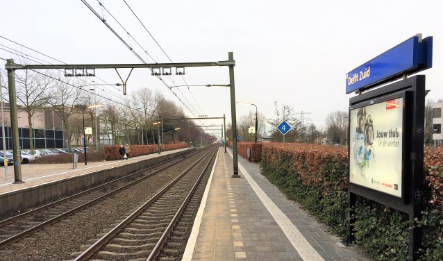 Op het perron van station Delft Zuid zal het komende week net zo rustig zijn als op deze archieffoto.