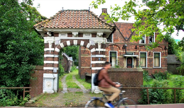 De poort voor de woning laat steeds meer sporen van verval zien.