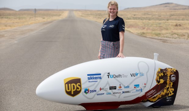 Het Delftse teamlid Hanne Dijkstra in de Nevadawoestijn, waar de wereldrecordpoging deze week zal plaatsvinden.