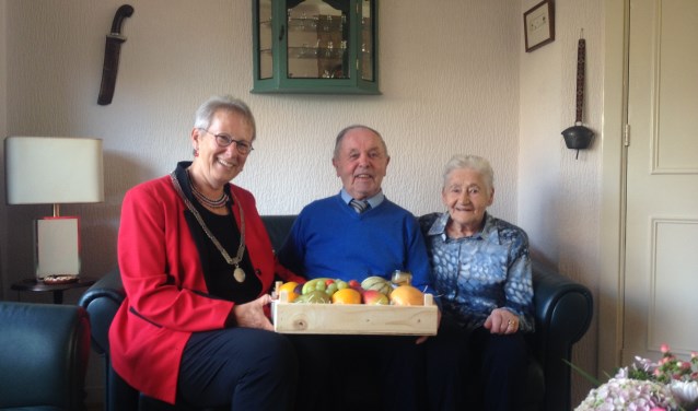 Het echtpaar Kloen was op 6 september 70 jaar getrouwd. Locoburgemeester Hekker feliciteerde het echtpaar namens de gemeente. En vast ook namens zichzelf, want mevrouw en de heer Kloen zijn ook haar schoonouders – een bijzondere gebeurtenis!