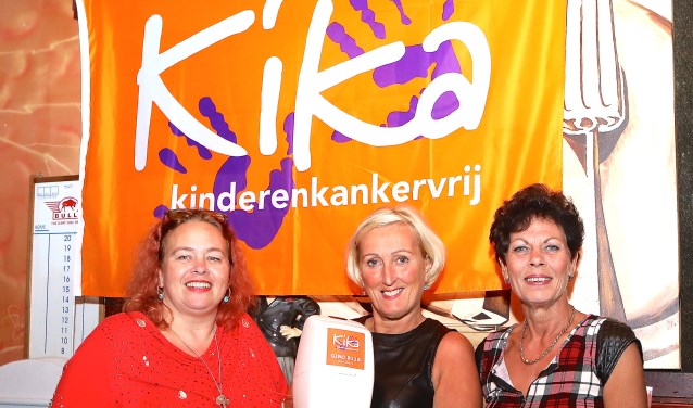 Nettie, Conny en Jolanda zijn blij met de opbrengst van 'Dansen voor KiKa. (Foto: PR)