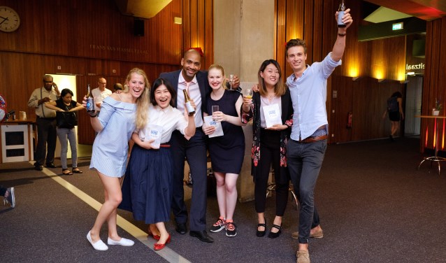 Glenn Weisz (centraal) betrok ook zijn doelgroep bij het maken van het boek Studenten Hebben Dorst, dat afgelopen zomer uitkwam.