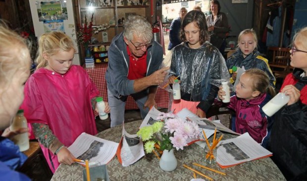Kinderen leerden zelf boter te maken.
