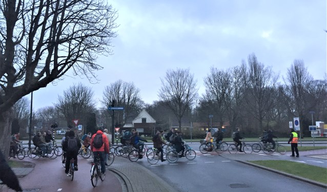 Het is en blijft, ook nu de eerste fietsers de fietsstraat in de Leeghwaterstraat hebben ontdekt, behoorlijk druk op de kruising Mekelweg/Jaffalaan. (foto: Jesper Neeleman)