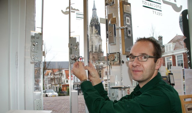 Jeroen van der Werf met de druppel of tag bij het slotensysteem van Dom. (foto: ML)