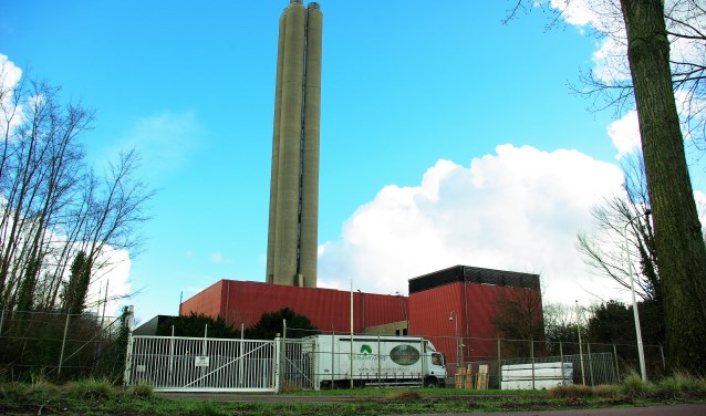 De karakteristieke en 100 meter lange schoorsteen aan de Schieweg 49 is vanaf vele plekken in de stad te zien. (foto: Jesper Neeleman)