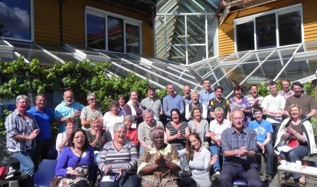 de overzetters zingen en klappen het Afrikaanse kikkerlied. (Foto; PR)