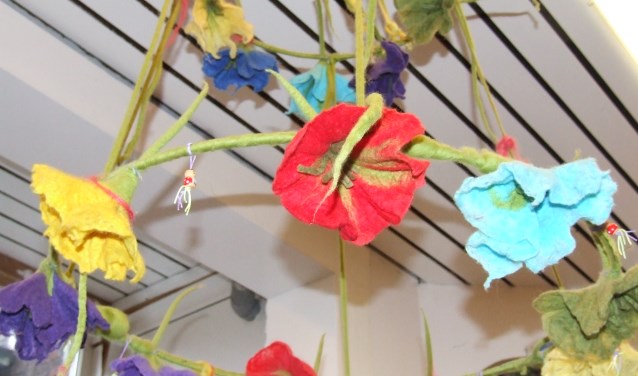 Monique maakt ook viltbloemen. Echt fijn werk. (Foto: EvE)