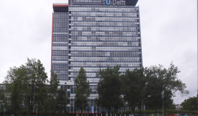Sloop dreigt voor het EWI-gebouw. (Foto: Koos Bommelé)