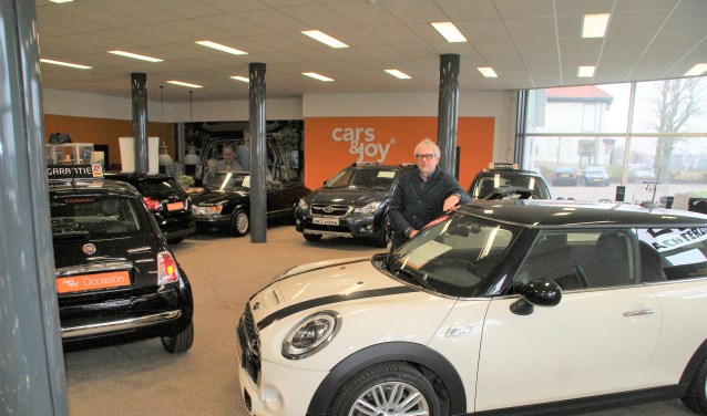 Directeur Leo Harteveld temidden van zijn occasions in de showroom.