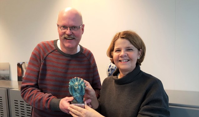 Bekendste Delftenaar 2017 Aad van der Hoeven reikte de bronzen Hugo woensdagmiddag uit aan de Bekendste Delftenaar 2017: Marja van Bijsterveldt.