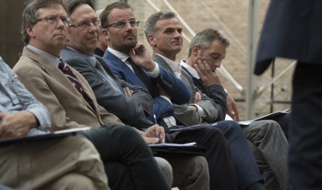 Wicher Schreuders (tweede van links) in goed gezelschap van zijn broer Dik (links) en wethouder Raimond de Prez, tijdens het eerste Delftse sportcongres.