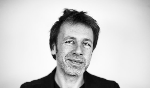 Ingmar Heytze vertelt tijdens de literaire lunch over zijn werk als dichter en draagt voor uit zijn bundels.