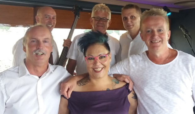 De band Traveller met de top-zangeres Eydie, bekend van Holland´s got Talent.