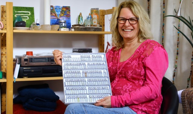 Rooz Steenks van Resight met de testbuisjes van de Spagyriek-essences (foto: Koos Bommelé)