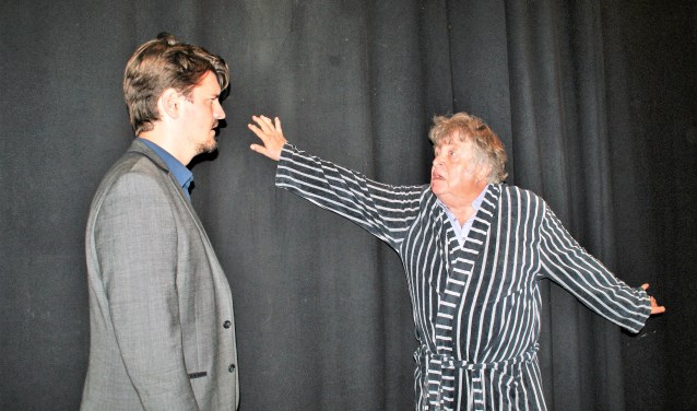Kai Slaghek (l.) moet -voor straf- op bezoek bij Mr. Green (Rob Linthorst)