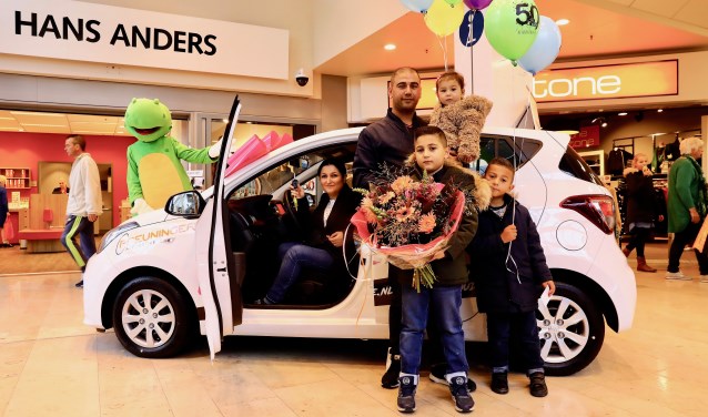 De winnaar van de auto, Dilvin Shafik, met zijn gezin (foto: Koos Bommelé)