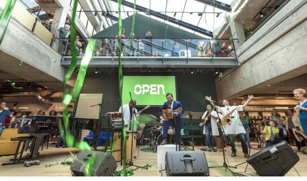 Het officiële openingsmoment door wethouder Bas Vollebregt, Margot Nicolaes van DOK en Huub 't Hoen van de VAK, muzikaal ondersteund door de band Multi Jam. (foto: Marco Heyda)