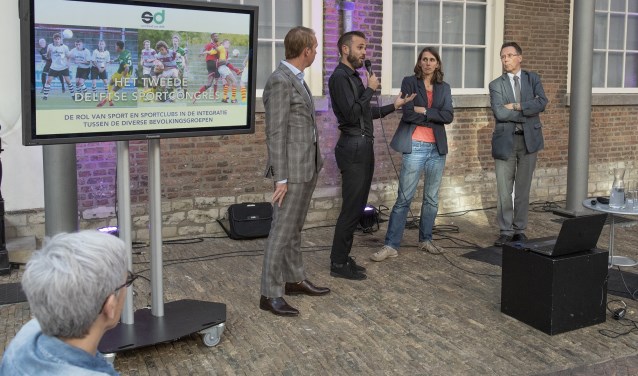 Spreken over integratie in de sport (foto: Roel van Dorsten)