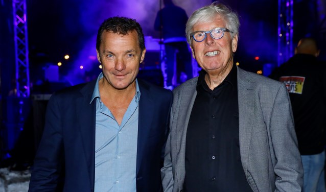 Nachtburgemeester Leo Quack met zanger John de Bever (foto: Koos Bommelé)