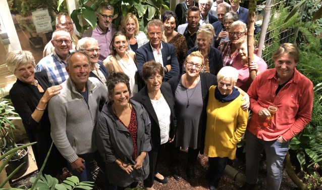Leden van de 'businessclub' van Inloophuis Debora poseren in de Botanische Tuin (foto: Roel van Dorsten)