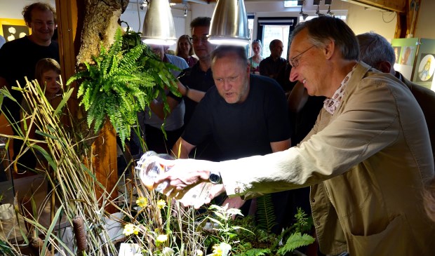 Kees Moeliker laat Rotterdams water samen vloeien met Delfts water (Foto: Lonny Sonnenberg)