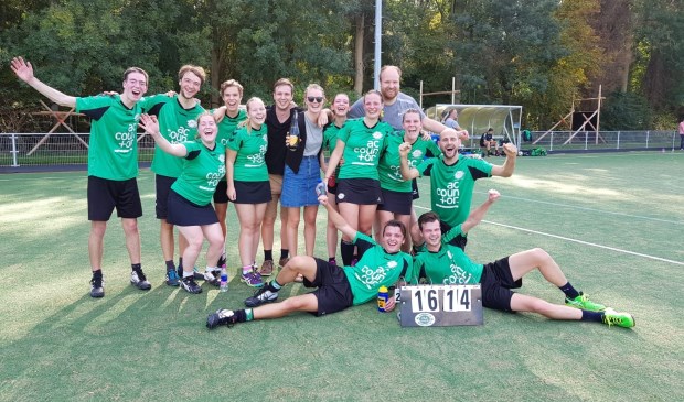 Het vierde team van de Delftse Studenten Korfbal Vereniging Paal Centraal, ongeslagen kampioen.
