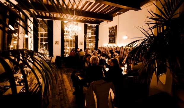 Ook in café-restaurant De Wijnhaven wordt Delfts Blauw Water geschonken.
