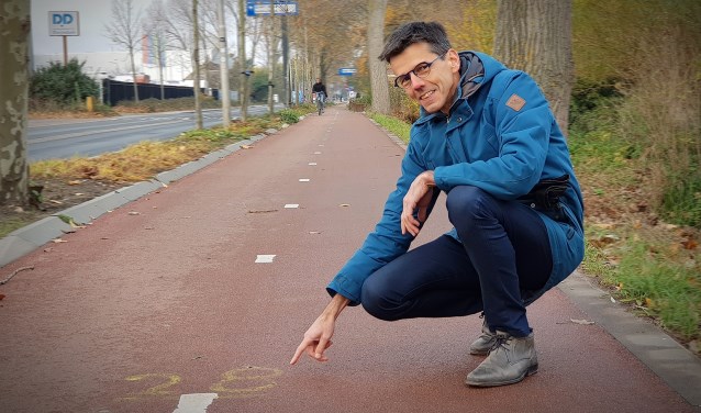 Marius Schwartz van 'De Koplopers' bij looptekens op het fietspad langs de Rotterdamseweg
