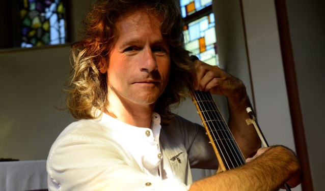 Ralph Rousseau bespeelt zijn viola da gamba bij Op Hodenpijl (Foto: Fritz de With)