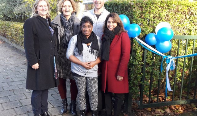 Wethouder Van der Woude (l.) met het team van het Gezinshuis Intensief van Jeugdformaat