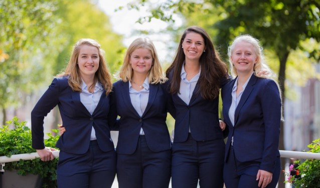Het bestuur van de StudentenDesk Delft: Anna Daamen, Jolijn Hiemstra, Melanie Beek en Solee van Roon (Foto: John de Groot)