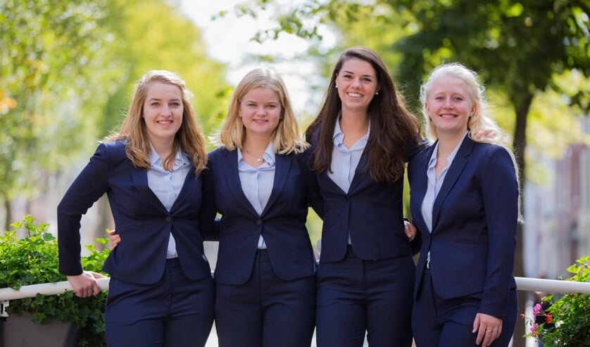 Het bestuur van de StudentenDesk Delft: Anna Daamen, Jolijn Hiemstra, Melanie Beek en Solee van Roon (Foto: John de Groot)