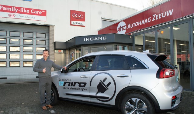 Manager Maurice Schook bij de pas geïntroduceerde KIA e-Niro. (foto: ML)