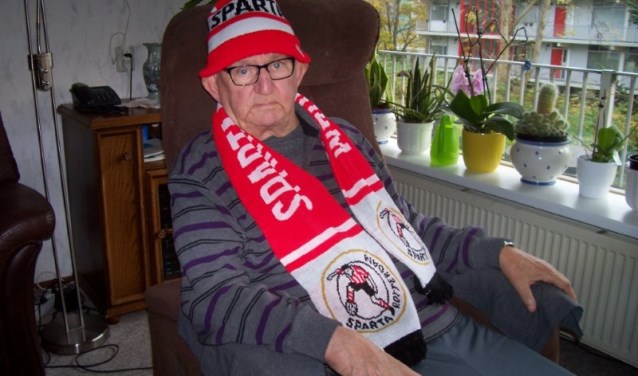 Sparta-fan Wim Jansen in zijn nopjes met de uitnodiging van Hans Meijer